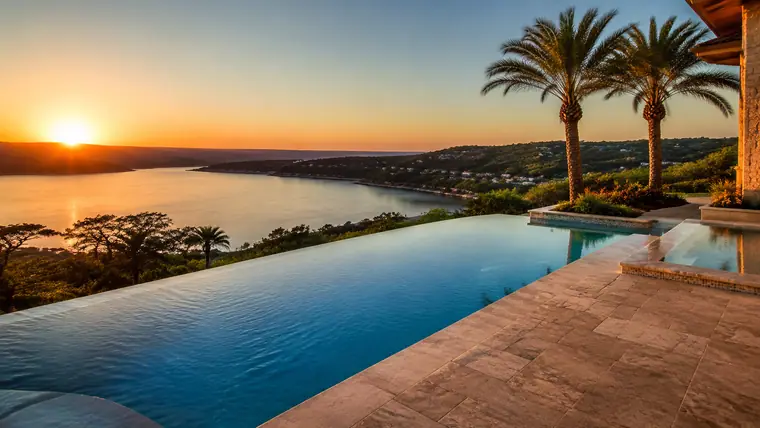 Piscina infinity sobre un lago al atardecer